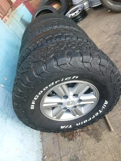 A set of 15inches original Toyota Hilux 4x4 mags rim 6x139.7 PCD with 31x10.50R15 BF Goodrich