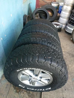 A set of 15inches original Toyota Hilux 4x4 mags rim 6x139.7 PCD with 31x10.50R15 BF Goodrich