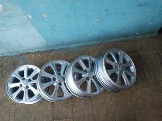 A set of 14inches original Hyundai i10 mags rim 4x100 PCD. this set are in perfect condition