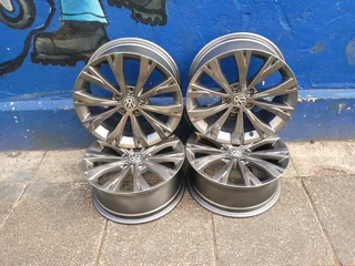 A set of 17inches original VW Tiguan mags rim 5x112 PCD also fit VW T-Roc / VW Golf 5 6 7 GTI