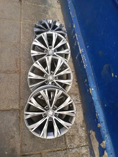A set of 17inches original VW Tiguan mags rim 5x112 PCD also fit VW T-Roc / VW Golf 5 6 7 GTI
