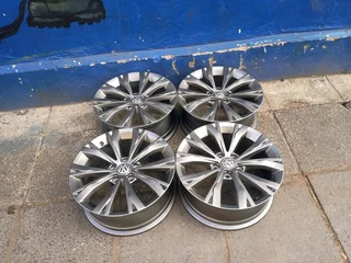A set of 17inches original VW Tiguan mags rim 5x112 PCD also fit VW T-Roc / VW Golf 5 6 7 GTI