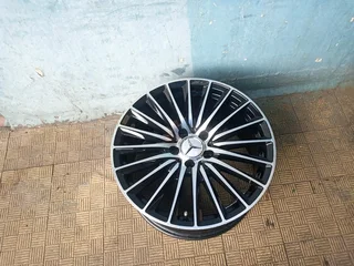 1 single 18inch AMG mercedes mag 5x112 PCD8.5JThis rim is in perfect condition never been repair