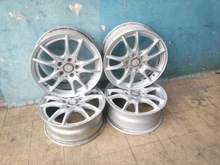 A set of 16inches original mercedes benz /Vito mags rim 5x112 PCD. This mags are in good condition