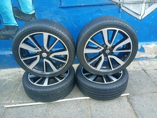 A set of 19inches Nissan Qashqai mags rim 5x114.3 PCD with tyres. Also fit Nissan X-trail /mazda CX5