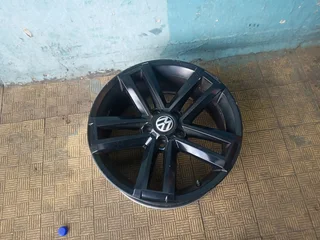 One single 19inch original VW Amarok mag 5x120 PCD. This rim is in perfect condition