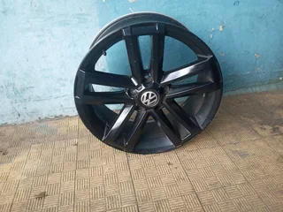 One single 19inch original VW Amarok mag 5x120 PCD. This rim is in perfect condition
