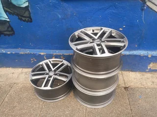 A set of 18inches OEM /Original Audi A3/ S3 mags 5x112 PCD also fit Audi A4 A5 and VW Golf 5 6 7 GTI