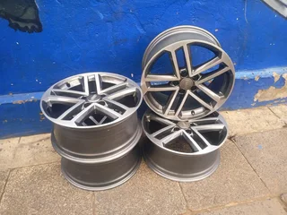 A set of 18inches OEM /Original Audi A3/ S3 mags 5x112 PCD also fit Audi A4 A5 and VW Golf 5 6 7 GTI