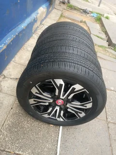 A set of 16inches original Renault Kiger mags 4x100 PCD with tyres.Also fit Renault Sandero