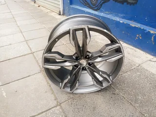 One single 21inch original BMW X4 / X3 rim 5x112 PCD9.5JIS43This rim is in very good condition
