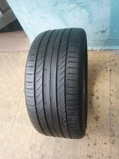 1x255/35R19 Runflat tyre for saleNo scratchNo plugThis tyre is in very good condition. 0730045063