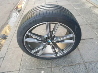 One single 22inch OEM /Original BMW X6 X5 mag 5x112 PCD front rim 9.5J IS37 This rim is in perfect