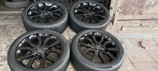 A set of 22inches original Range Rover sport mags 5x120 PCD with tyres