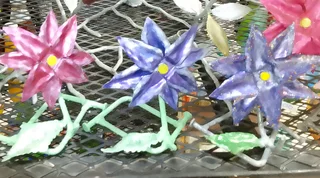 Welded metal flower cellphone stands