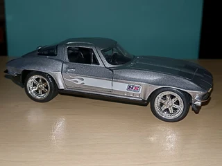 1966 Chevrolet Corvette 1:32 die-cast model car