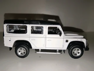 1/32 Land Rover Defender die-cast model car