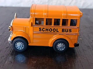 1:36 schoolbus diecast model