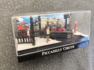 1:64 model car diorama garage