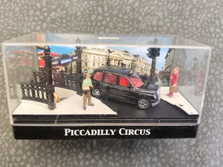 1:64 model car diorama garage