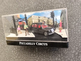 1:64 model car diorama garage