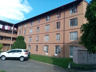 Immaculate 2 Bedroom Flat with Garage in Montclair Durban