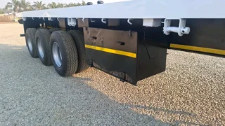FULLY REFURBISHED TRIAXLE TRAILER