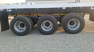 FULLY REFURBISHED TRIAXLE TRAILER