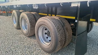 FULLY REFURBISHED TRIAXLE TRAILER