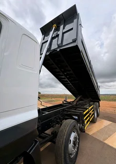 TWINSTEER DESIGNED TO PUSH LOADS