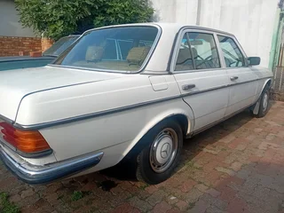 Mercedes W123  230e Auto