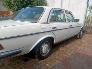 .Mercedes W123  230e