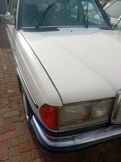 .Mercedes W123  230e