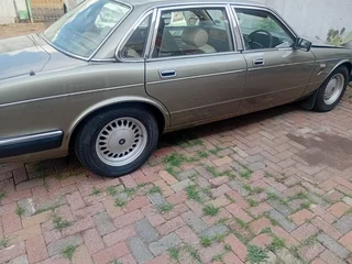 Daimler Six  (Jag XJ40)