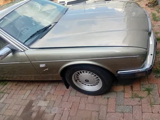 Daimler Six  (Jag XJ40)