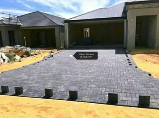 ALL TYPES OF PAVING AND ARTIFICIAL GRASS  ROLL ON LAWN AND GARDEN PEBBLES STONES INSTALLATION