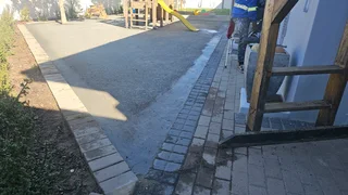 ALL TYPES OF PAVING AND ARTIFICIAL GRASS  ROLL ON LAWN AND GARDEN PEBBLES STONES INSTALLATION