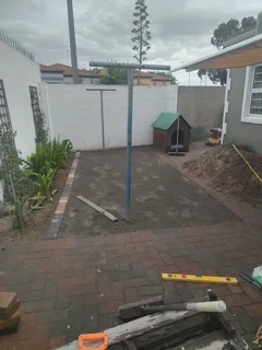 BLOCK N TURF/ / INSTANT ROLL ON LAWN //GARDEN PEBBLES STONES/ /PAVING  GARDEN NEEDS INSTALLATION