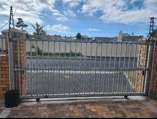 Steel driveway gates and fencing