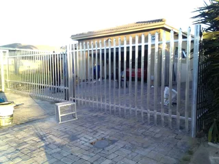 Palisade gates and Fencing