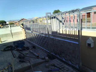 Palisade gates and Fencing