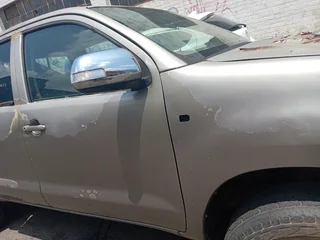 Toyota hilux stripping diesel 2.4 engine gearbox suspension tail light shock bump head lights roof