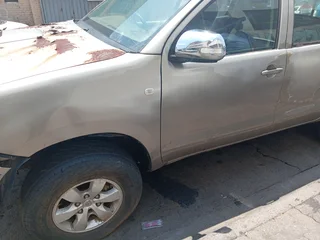 Toyota hilux stripping diesel 2.4 engine gearbox suspension tail light shock bump head lights roof