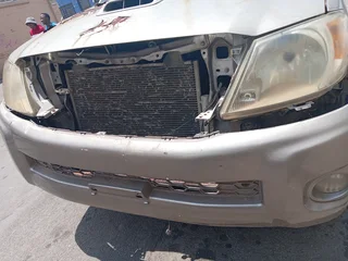 Toyota hilux stripping diesel 2.4 engine gearbox suspension tail light shock bump head lights roof