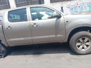 Toyota hilux stripping diesel 2.4 engine gearbox suspension tail light shock bump head lights roof