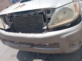 Toyota hilux stripping diesel 2.4 engine gearbox suspension tail light shock bump head lights roof