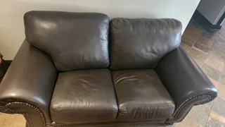 Leather lounge suite R30 000 neg