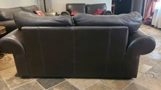 Leather lounge suite R30 000 neg