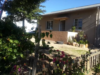 Malmesbury 2 Bedr Enclosed Erf. To pay R10000pm plus Dep R10000.00. And  Prepaid elec inc utilities.