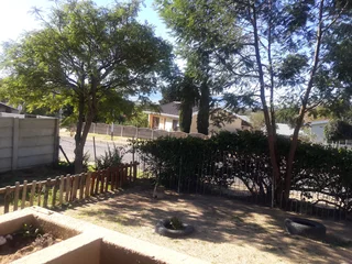 Malmesbury 2 Bedr Enclosed Erf. To pay R10000pm plus Dep R10000.00. And  Prepaid elec inc utilities.